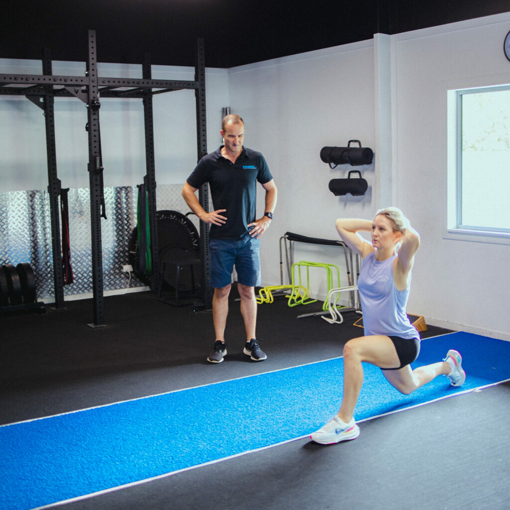 Running plan for beginners: a runner doing a strength lunge with an exercise physiologist